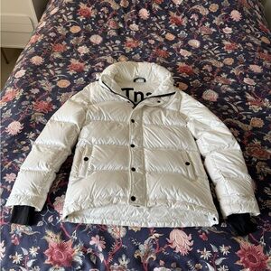 TNA White Puffer Jacket with Black Details

The Super Puff™ - cliMATTE
